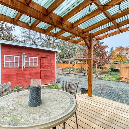 Cozy Coleman St. Cottage Bethel Exterior photo