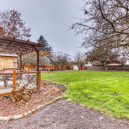 Cozy Coleman St. Cottage Bethel Exterior photo